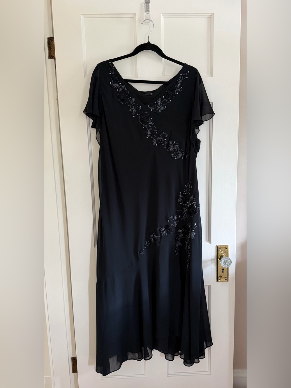 🥂Adrianna Papell Woman black chiffon dress with beaded detail. Size 20W.